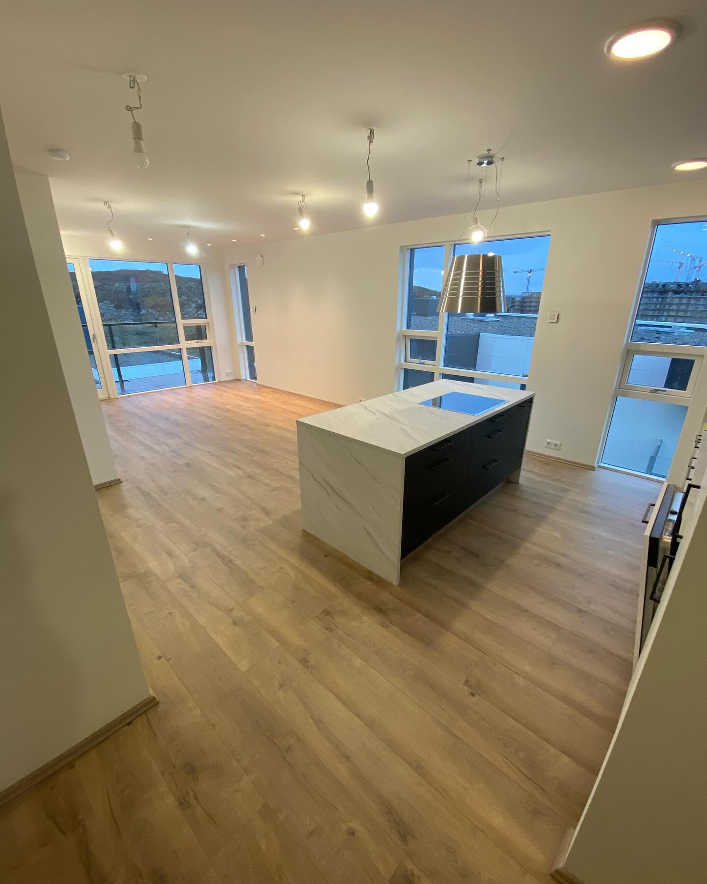 Parket og eldhúseyja